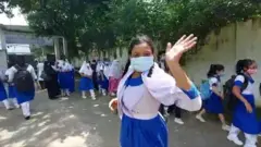 করোনাভাইরাস মহামারি নিয়ন্ত্রণের লক্ষে গত বছরের মার্চে শিক্ষা প্রতিষ্ঠান বন্ধ ঘোষণা করেছিল বাংলাদেশের কর্তৃপক্ষ। টানা ৫৪৪ দিন বন্ধ থাকার পর রবিবার আবার খুললো স্কুল।