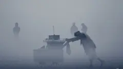 Pessoas andando em lugar poluído