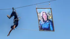 أحد أفراد قوات الأمن الفلسطينية الموالية لحماس، يستعرض مهاراته أثناء قيامه بإخراج صورة مؤطرة لصحفية الجزيرة شيرين أبو عقله، خلال حفل تخرج ضباط الشرطة في خان يونس جنوب قطاع غزة في 30 حزيران/ يونيو 2022.