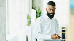 Homem preocupado no trabalho