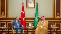 من لقاء ولي العهد السعودي محمد بن سلمان مع رئيس جمهورية تركيا رجب طيب أردوغان في قصر السلام في جدة