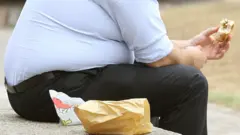 Мужчина с бургером