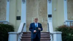 Ku wa kabiri polisi yakoresheje imyuka iryana mu maso mu gutatanya abigaragambirizaga hafi ya White House, mbere gato yuko Perezida Trump ahanyura akifotoreza imbere y'iyi kiliziya