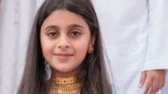 નેતા બાળકી સાથે