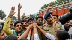 Abantu bariko barakeza abapolisi nyuma y'iraswa ry'abagirizwa gufata kunguvu no kwica umugore i Hyderabad