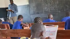 Olukọ n kọ awọn akẹkọ ni kilaasi