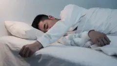 صورة لرجل غير قادر على الحركة