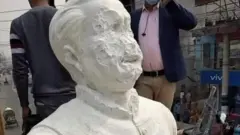 কুষ্টিয়া শহরের পাঁচ রাস্তার মোড়ে বাংলাদেশের প্রতিষ্ঠাতা রাষ্ট্রপতি শেখ মুজিবুর রহমানের একটি নির্মাণাধীন ভাস্কর্যের কিছু অংশ ভেঙ্গে দেয়া হয়েছে।