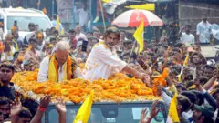 बिहार विधानसभा चुनाव से पहले सारण में एक रोड शो के दौरान जन सुराज पार्टी प्रमुख प्रशांत किशोर