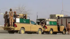 سربازان پاکستان پس از درگیریهای مرزی شبانه بین دو کشور، در نزدیکی گذرگاه مرزی دو کشور در منطقه چمن در حال گشتزنی هستند