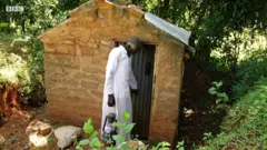 Mzee aliyejichimbia pango