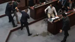 香港立法會「潑臭水」事件：警方抓捕前民主派議員許智峯、陳志全與朱凱廸