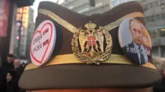 čovek sa šajkačom sa likom putina