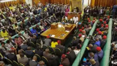 Une vue d'ensemble des députés ougandais en session à l'intérieur du parlement.