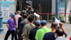 시민들이 코로나19 검사를 받기 위해 대기하고 있다