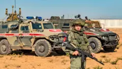 Ankara ve Moskova arasında varılan mutabakat kapsamında, Suriye'nin kuzeydoğusunda Türk ve Rus askerleri ortak devriye görevlerine çıkıyor.