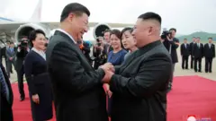 20일 평양에 도착한 시진핑 중국 국가주석이 김정은 북한 국무위원장과 악수하고 있다