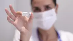 медсестра с вакциной