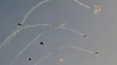 اعتراض صواريخ أطلقت من جنوب لبنان من قبل منظومة القبة الحديدية الإسرائيلية للدفاع الجوي فوق منطقة الجليل الأعلى في شمال إسرائيل، في 8 يوليو 2024،