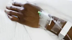 Uwo murwayi yari arimo avurwa indwara y'umusonga (iyi ni foto yo mu bubiko)