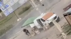 Un hombre vestido de negro intenta escapar de un dron.