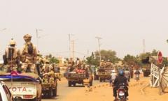 Les troupes françaises, escortées par les forces nigériennes, se retirent de Niamey, au Niger, le 10 octobre 2023, sur ordre des dirigeants militaires nigériens. 