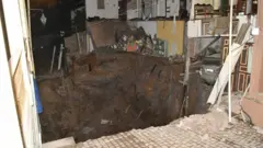 Dos viviendas colapsaron y cientos de personas fueron evacuadas.
