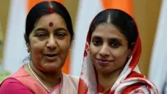 माजी परराष्ट्र मंत्री सुषमा स्वराज यांच्यासोबत गीता