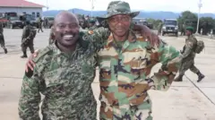Kuwa kane ingabo za Uganda zinjiye i Bunagana zakirwa n'abarwanyi ba M23 barimo umuvugizi wayo Willy Ngoma(iburyo)