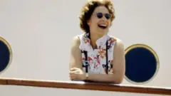 1972இல் ராணி தனது திருமண கொண்டாட்டங்களின் போது பயன்படுத்த எடுக்கப்பட்ட புகைப்படங்களின் ஒரு பகுதியாக எச்.எம்.ஒய் பிரிட்டானியா கப்பலில் படம்பிடிக்கப்பட்டார்.