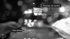 Ifoto yakuwe muri videwo igaragaza drone yo mu nyanja n'ubwato bw'ibitoro