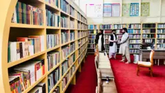 حکومت طالبان دلیل حذف برخی واحدهای درسی و شماری از کتاب‌ها را «مغایرت با شریعت و سیاست‌های طالبان» عنوان کردند