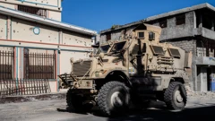 Veículo armado da polícia patrulha Bas Delmas, em Porto Príncipe, no Haiti, em 12 de fevereiro de 2026