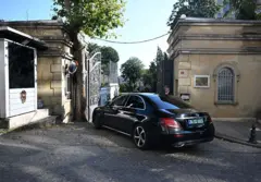 Автомобиль с членами переговорной делегации заезжает в ворота иранского генконсульства в Стамбуле