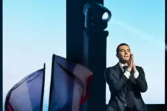 Jordan Bardella com as mãos em oração