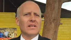 ፓስተር ግሬግ ስኩፍ ከጋዜጠኞች ጋር ሲያወሩ
