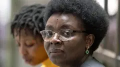 Umunyapolitike utavuga rumwe n'ubutegetsi bw'u Rwanda Victoire Ingabire, ahanze amaso, ari mu rukiko rukuru i Kigali, mu Rwanda, ku itariki ya 13 Werurwe (3) mu mwaka wa 2024

