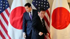O secretário de Estado americano, Marco Rubio, e o ministro das Relações Exteriores do Japão, Toshimitsu Motegi, reunidos no dia 14 de fevereiro de 2026 em Munique, no sul da Alemanha