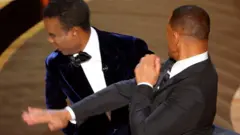Will Smith golpea a Chris Rock durante la 94ª edición de los Premios de la Academia en Hollywood, Los Ángeles, el 27 de marzo de 2022.