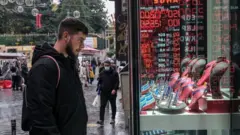 TL, bugün dolara karşı yaşadığı değer kaybı yüzünden 2001 ekonomik krizinden beri en kötü gününü yaşadı. Kurun nereye kadar yükselebileceği sorusuna akademisyen Arzova, "Bir sonu yok, dipsiz bir kuyu" yanıtını veriyor. Ekonomist Tunca ise bugünü tarihi bir gün olarak nitelendirerek, "Ekonomi kuralının tamamen dışına çıkıldığı bu durumu hiç yaşamadık" diyor.