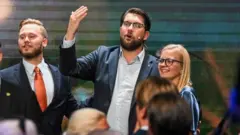 রোববারের ভোটের পর সমর্থকদের উদ্দেশ্যে বক্তৃতারত এসডি নেতা জিমি একেসন