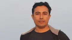 কুড়িগ্রামে মধ্যরাতে বাড়িতে ঢুকে একজন সাংবাদিককে ধরে নিয়ে গিয়ে জেলা প্রশাসনের মোবাইল কোর্ট এক বছরের কারাদণ্ড দিয়েছে।