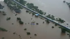 बाढ़ में फंसी ट्रेन