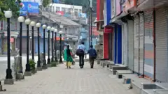 سیاح اگست میں لگنے والے کرفیو کے دوران کشمیر چھوڑ کر جا رہے ہیں