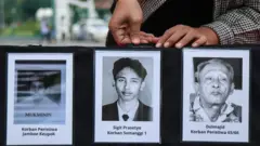 Anggota Jaringan Solidaritas Korban untuk Keadilan (JSKK) melakukan Aksi Kamisan ke-766 di seberang Istana Merdeka, Jakarta, Kamis (2/3/2023). 
