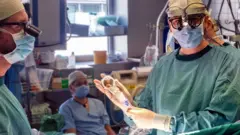  طبيب يحمل جهاز الموجات الصدمية 