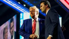 يصافح الرئيس الأمريكي المنتخب دونالد ترامب مؤسس منظمة Turning Point USA، تشارلي كيرك، في فينيكس، أريزونا، الولايات المتحدة، 22 ديسمبر/كانون الأول 2024.