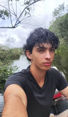 Awá Pinho fazendo uma selfie dentro do barco que usa para ir à academia