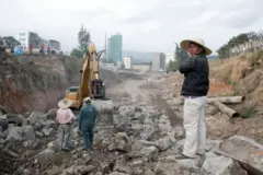 እኤአ በ2010 እየተገነባ የነበረ መንገድ