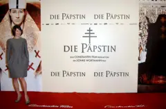Atriz em frente ao cartaz do filme Die Papstin